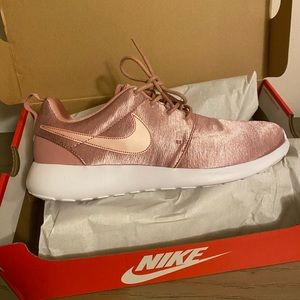 Women’s Nike Roshe one pink